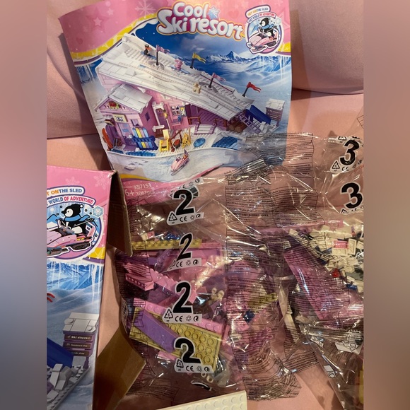 Lego Lot! Cool Ski Resort Building Set along with other legos in ziplock bag - Picture 3 of 16
